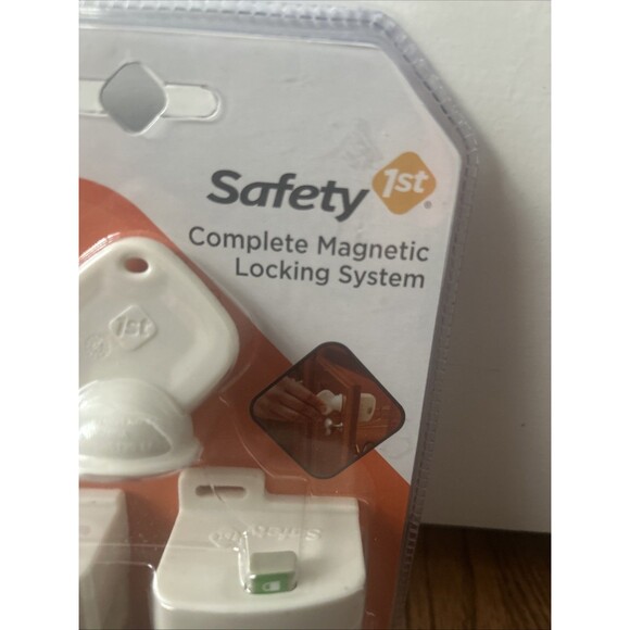 Safety 1st Magnetic Locking System Starter Set 4 Locks & 1 Key White HS132 - Picture 3 of 5